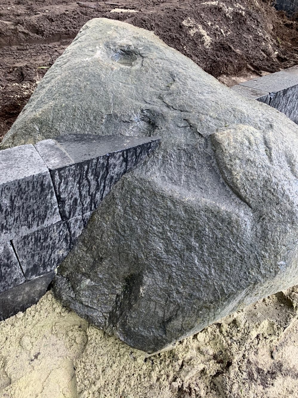 van-Oord-Hoveniers-tuinaanleg-Maatwerk-aanleg-rotstuin-met-bielzen-gestapeld-muurtje-in-rots-verwerkt